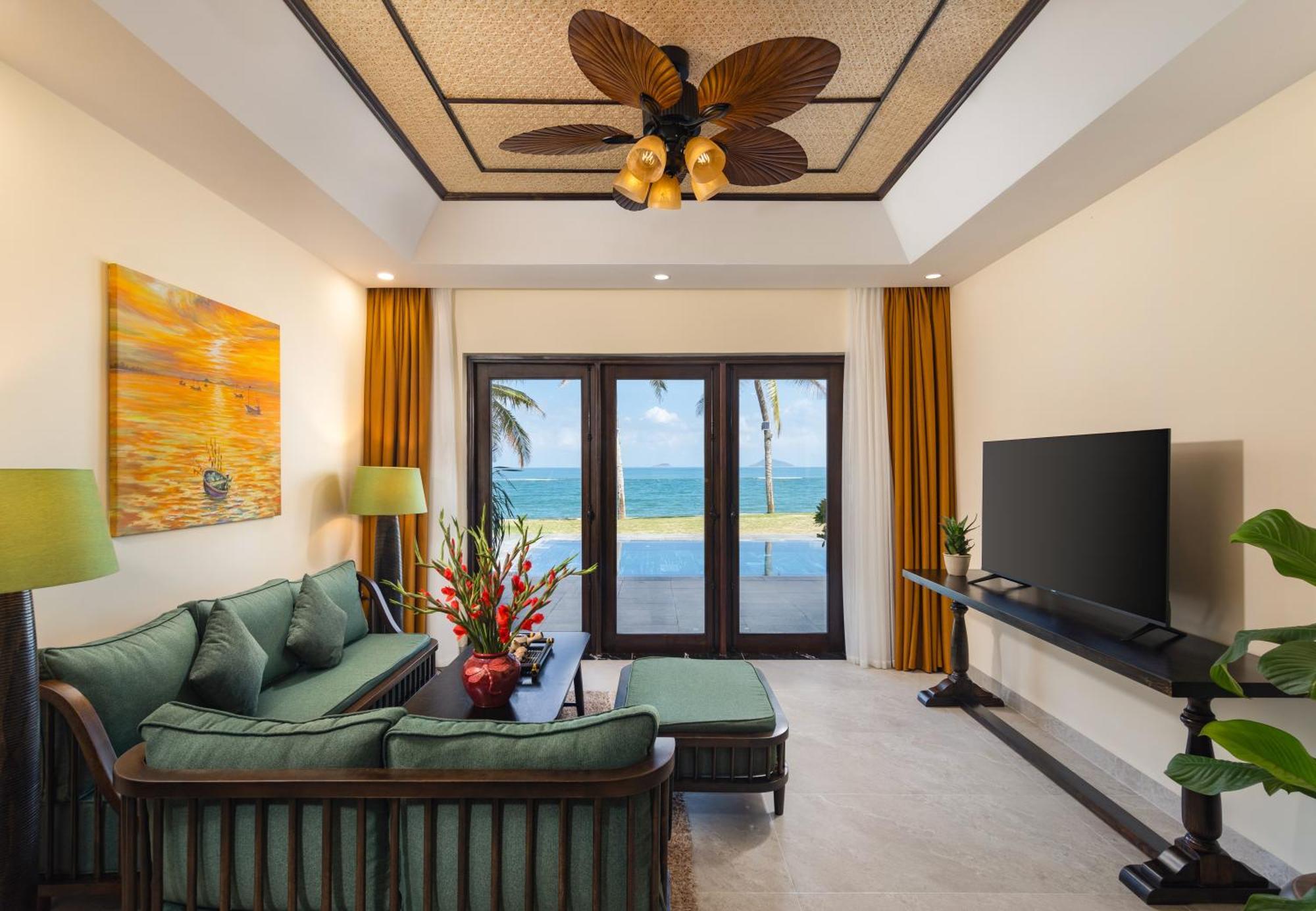 Palm Garden Beach Resort & Spa Хоян Екстер'єр фото Living room of a suite at the resort
