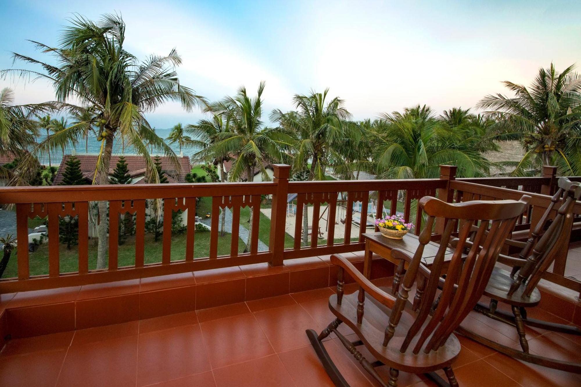 Palm Garden Beach Resort & Spa Хоян Екстер'єр фото A balcony