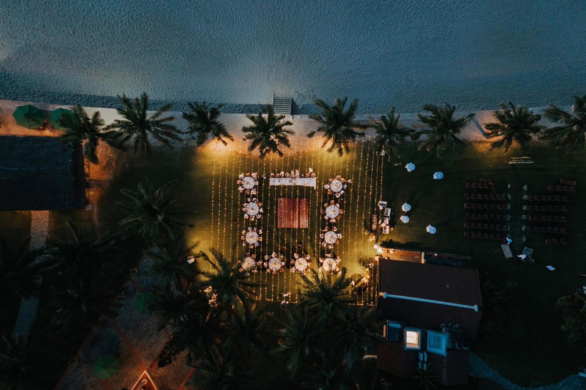 Palm Garden Beach Resort & Spa Хоян Екстер'єр фото Aerial view of the house at night
