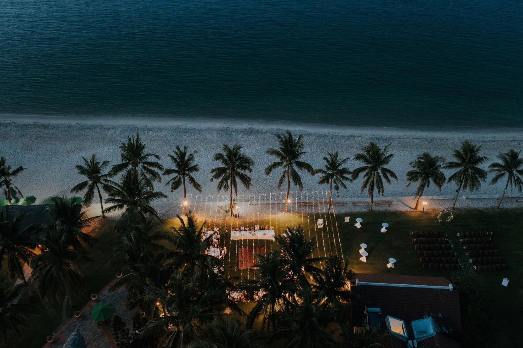 Palm Garden Beach Resort & Spa Хоян Екстер'єр фото Aerial view of the beach at night
